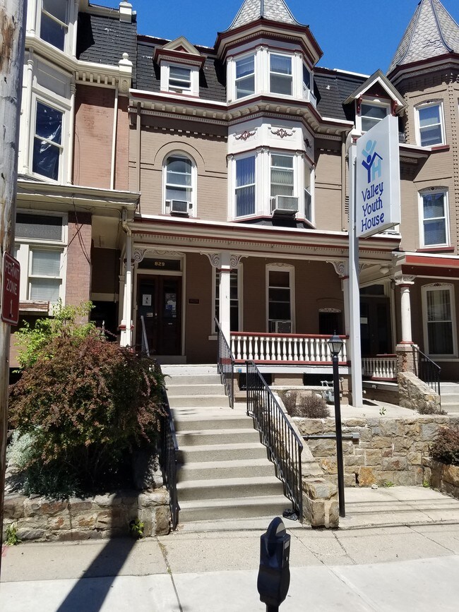 827-829 W Linden St