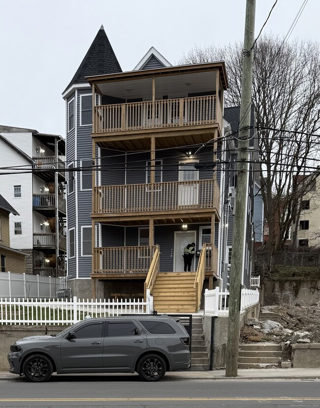 975 N Main St in Waterbury, CT - Building Photo - Building Photo