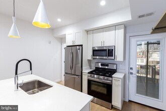 839 19th St NE-Unit -4 in Washington, DC - Foto de edificio - Building Photo