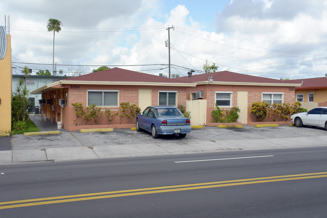 3250 W Palm Ave in Hialeah, FL - Building Photo