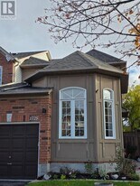 1725 Woodgate Trail in Oshawa, ON - Building Photo