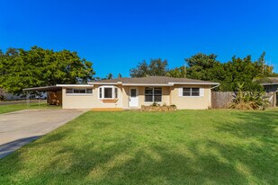 10849 60th Ave N in Seminole, FL - Building Photo