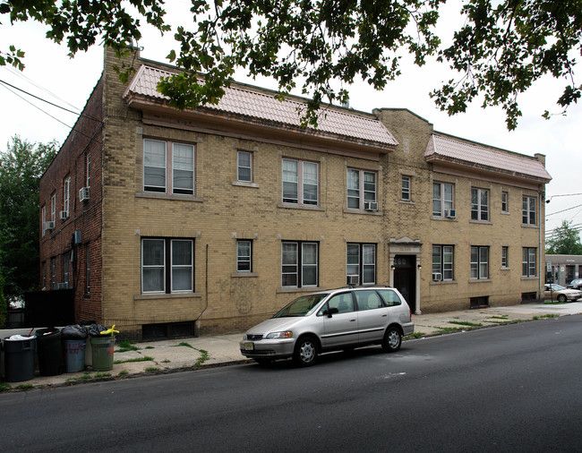 260 Davis Ave in Kearny, NJ - Foto de edificio - Building Photo