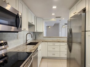 5201 Orduna Dr in Coral Gables, FL - Foto de edificio - Building Photo