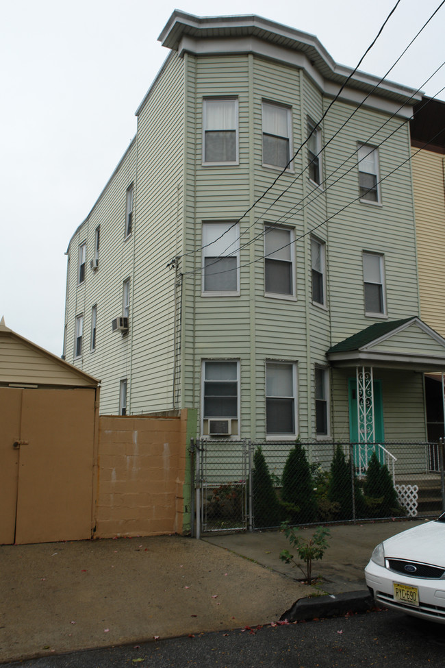 84 Lawrence St in Yonkers, NY - Building Photo - Building Photo