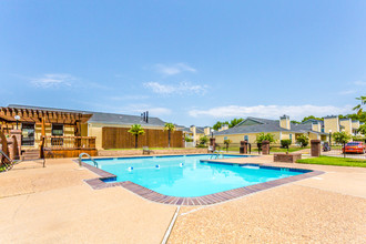 River Oaks Apartments in Shreveport, LA - Foto de edificio - Building Photo