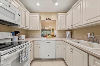 1055 Forest Lakes Dr in Naples, FL - Building Photo - Building Photo