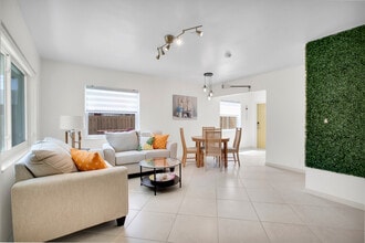 1840 SW 24th St in Fort Lauderdale, FL - Building Photo - Building Photo