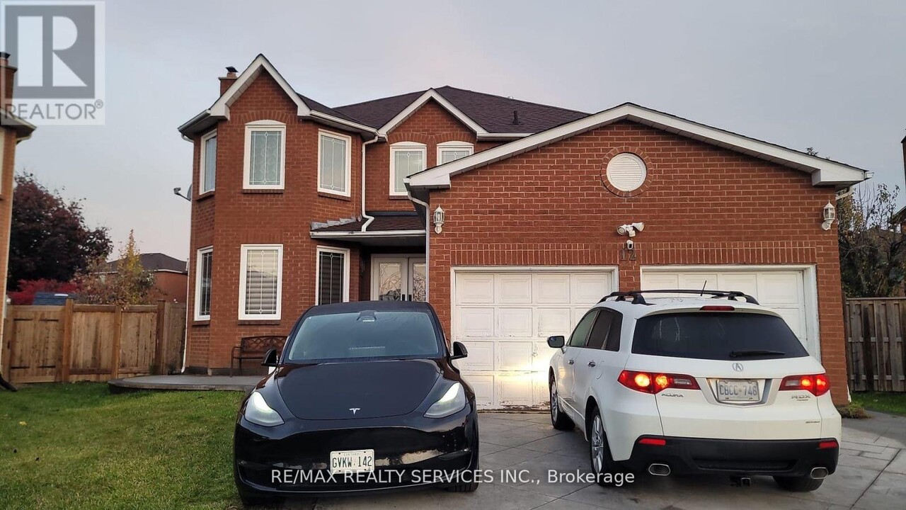 12 Kelman Ct in Brampton, ON - Building Photo