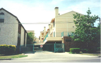 Nueces Oaks Condominiums in Austin, TX - Building Photo - Building Photo