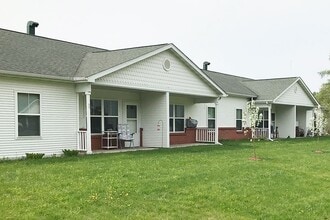 PINE BEND TOWNHOMES in Ladysmith, WI - Foto de edificio - Building Photo