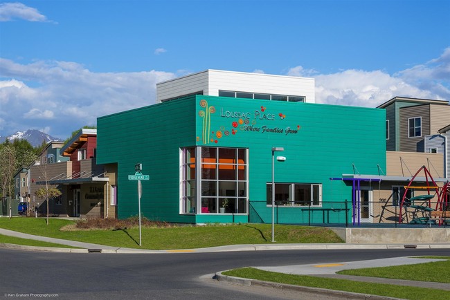 Loussac Place Apartments in Anchorage, AK - Foto de edificio - Building Photo