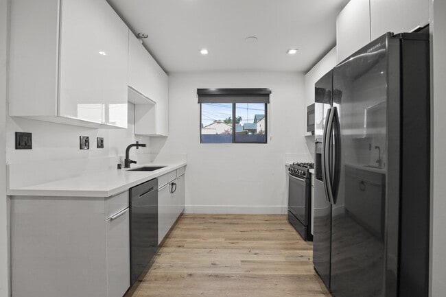 955 N Oxford Ave, Unit 4 in Los Angeles, CA - Building Photo - Building Photo