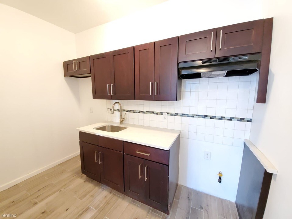 812 Clinton Ave in Newark, NJ - Building Photo