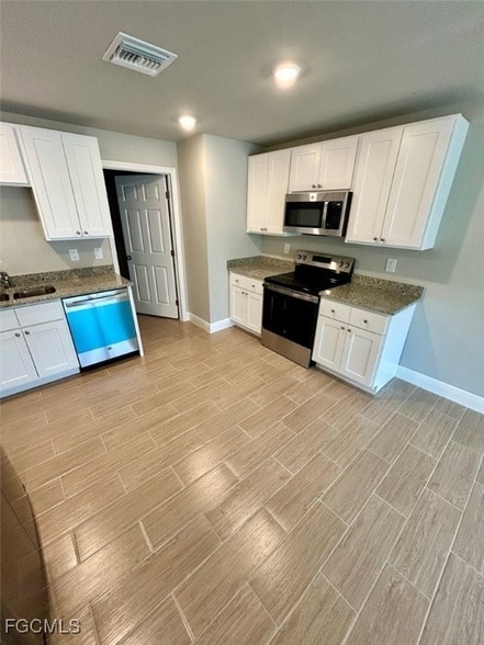 2330 Hoople St in Ft. Myers, FL - Foto de edificio - Building Photo