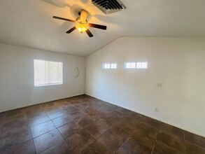 129 Tassie Way in Socorro, TX - Foto de edificio - Building Photo