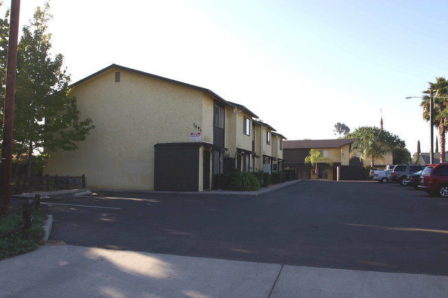 1491 Peach Ave in El Cajon, CA - Foto de edificio - Building Photo