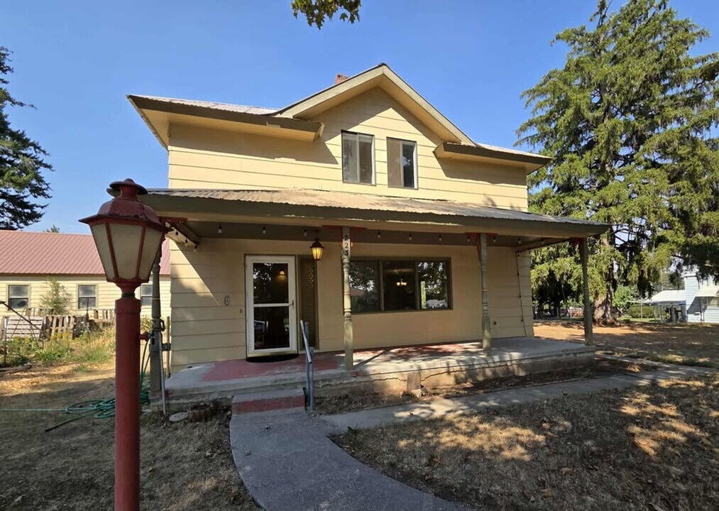 223 W Ash St in Waterville, WA - Building Photo
