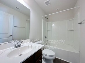 1221 Lizer Rd in Durham, NC - Foto de edificio - Building Photo