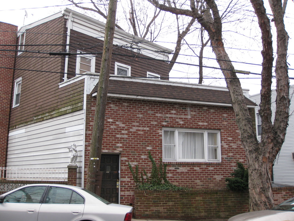 68-20 Jay Ave in Flushing, NY - Building Photo