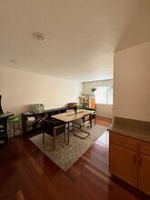 27609 Nugget Dr, Unit #4 in Santa Clarita, CA - Foto de edificio - Building Photo