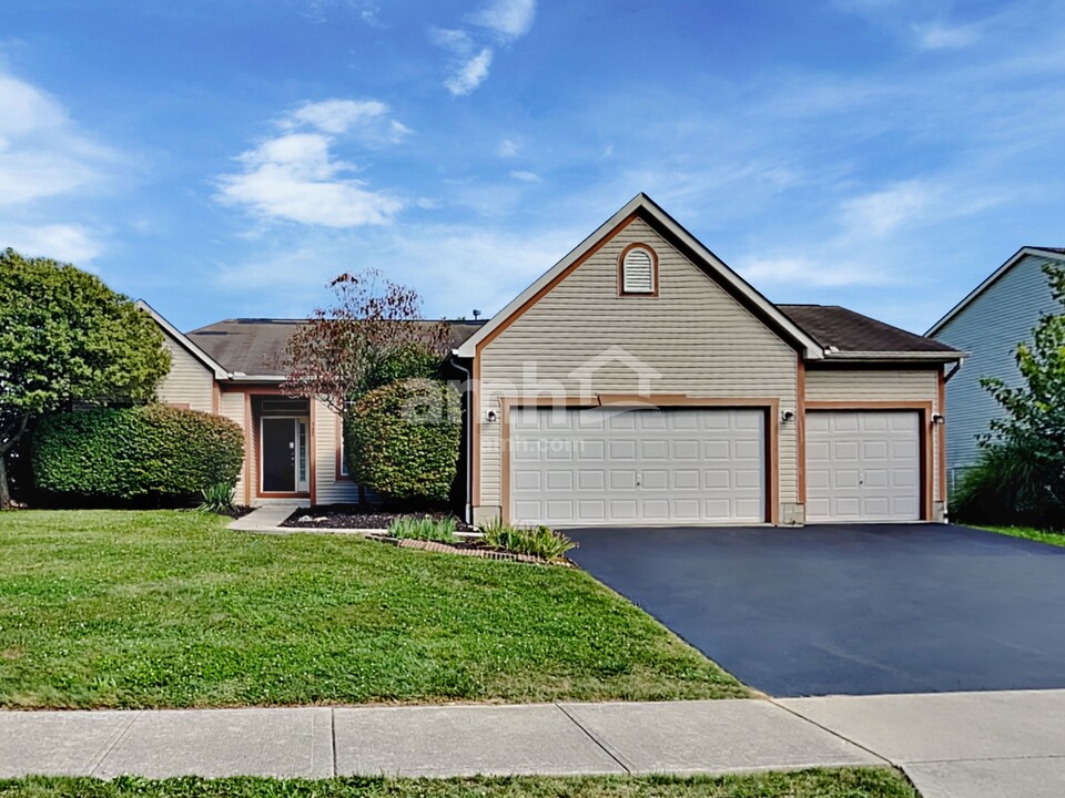 327 Shawnee Loop S in Pataskala, OH - Building Photo