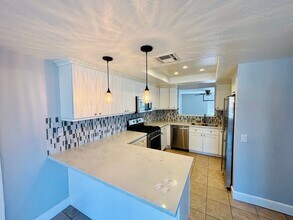 38343 5th Pl W in Palmdale, CA - Foto de edificio - Building Photo