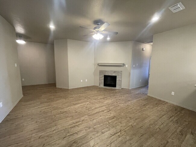 6704 Pontiac Ave in Lubbock, TX - Foto de edificio - Building Photo