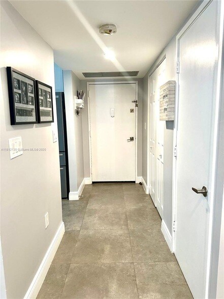 3701 N Country Club Dr, Unit 809 in Aventura, FL - Building Photo - Building Photo