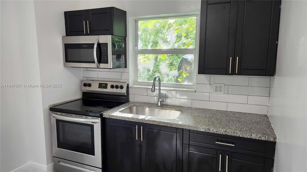 164 NW 69th St in Miami, FL - Building Photo