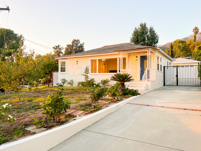 3055 Henrietta Ave in La Crescenta, CA - Foto de edificio - Building Photo