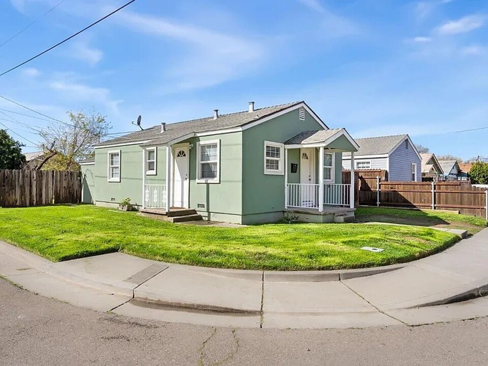 621 James St in West Sacramento, CA - Foto de edificio