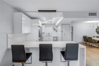 3285 Foxcroft Rd in Miramar, FL - Building Photo - Building Photo