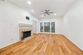 11711 Memorial Dr, Unit 639 in Houston, TX - Building Photo - Building Photo