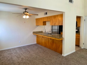 500 White Ln in Bakersfield, CA - Building Photo - Building Photo