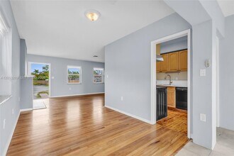 392 Payne Dr in Miami Springs, FL - Building Photo - Building Photo