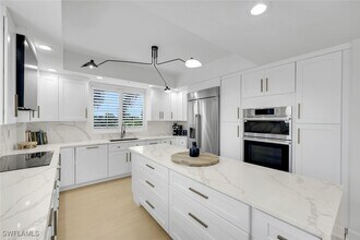 8720 Bay Colony Dr in Naples, FL - Building Photo - Building Photo