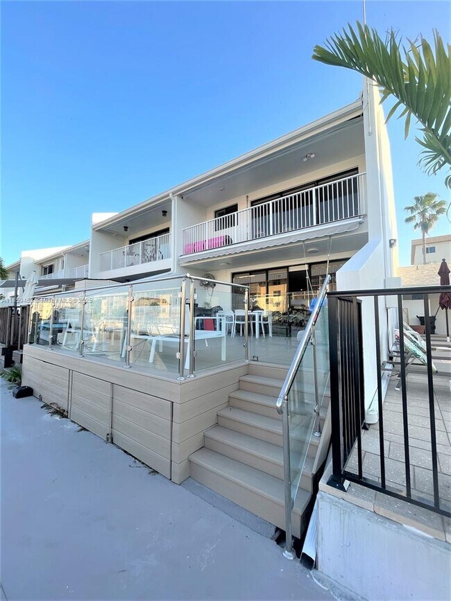 3547 NE 168th St in Miami, FL - Foto de edificio - Building Photo