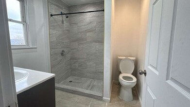 275 Greensburg Pike in North Versailles, PA - Foto de edificio - Building Photo