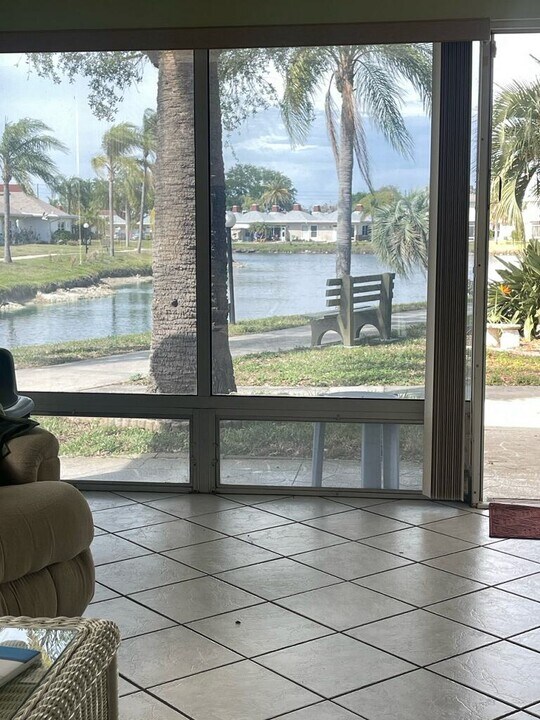 4326 Tahitian Gardens Cir, Unit 14E in Holiday, FL - Foto de edificio