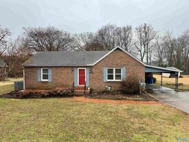 702 Washington St E in Athens, AL - Building Photo