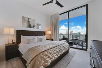 33 NE 2nd Ave in Miami, FL - Building Photo - Building Photo