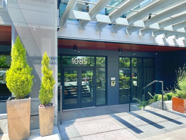 1085 103rd Ave NE in Bellevue, WA - Building Photo - Building Photo