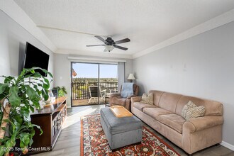 500 Palm Springs Blvd in Indian Harbour Beach, FL - Foto de edificio - Building Photo