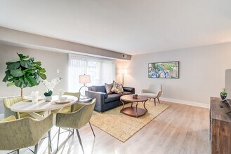 Creekside Village I in Alexandria, VA - Foto de edificio - Building Photo