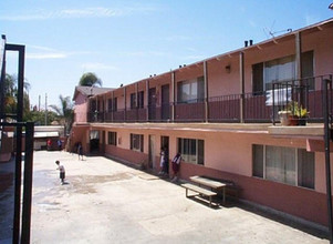 931 S Standard Ave in Santa Ana, CA - Foto de edificio - Building Photo