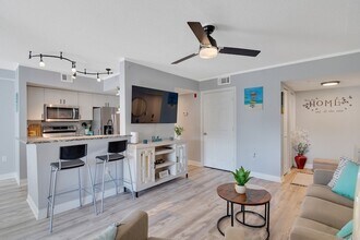 1670 N 42ND Cir, Unit 102 in Vero Beach, FL - Foto de edificio - Building Photo