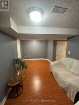 33 Kenborough Ct in Markham, ON - Building Photo