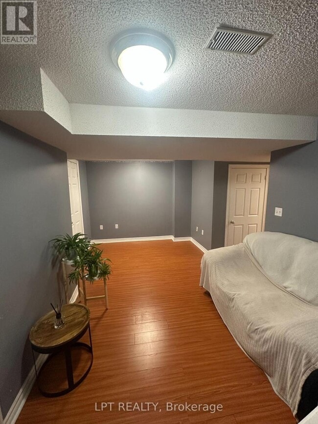property at 33 Kenborough Ct