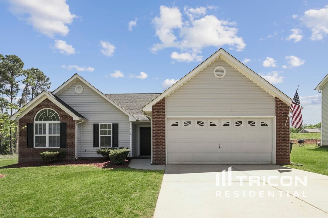 6910 Vernon Wood Ln in Charlotte, NC - Building Photo